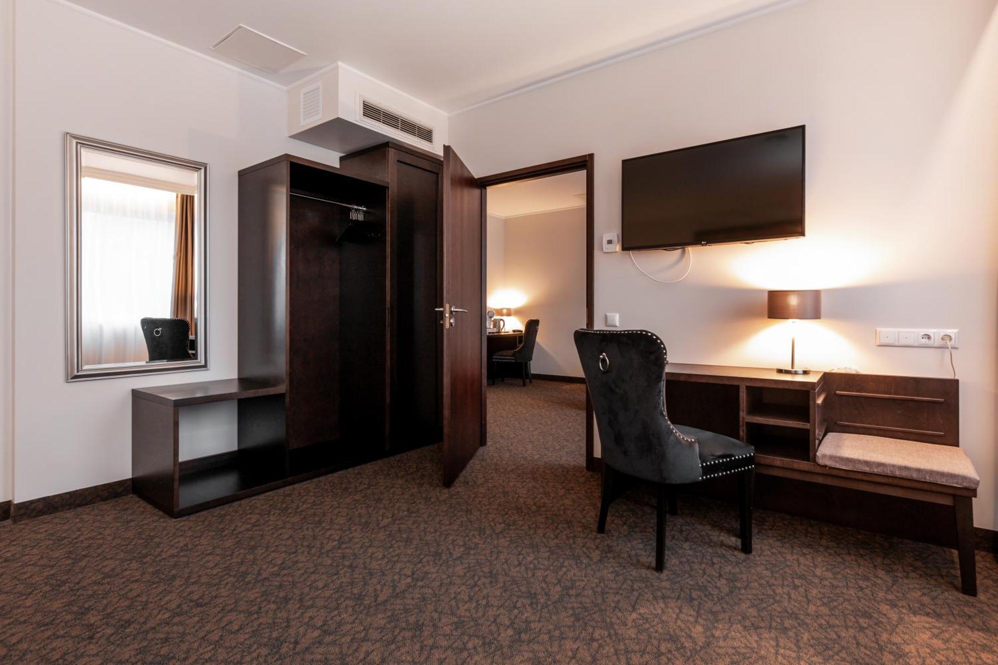 Adoryal Hotell Таллин Экстерьер фото